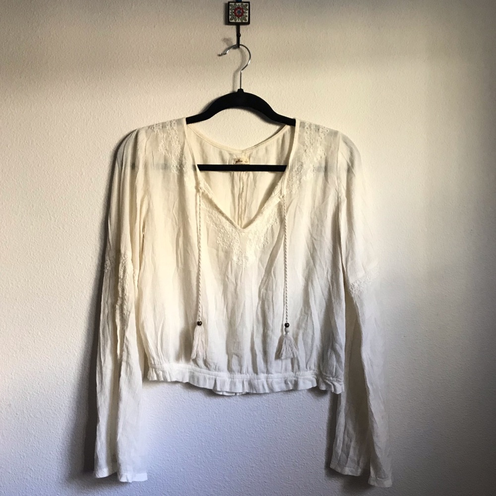 HOLLISTER OPEN BELL-SLEEVE CROP TOP✨